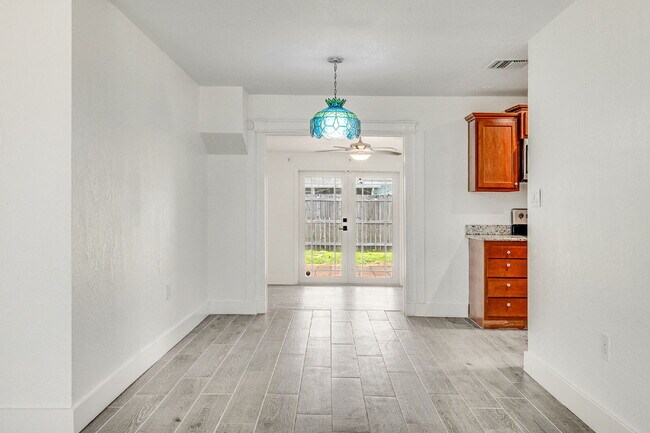 Building Photo - Remodeled 3/2 in Central Merritt Island!