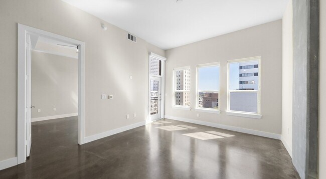 Building Photo - 1825 N San Jacinto St