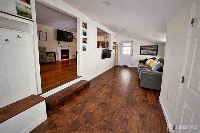 Building Photo - 100 Pinetree Dr