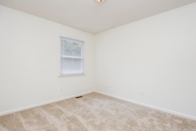 Building Photo - 2401 Shamrock Gardens Dr