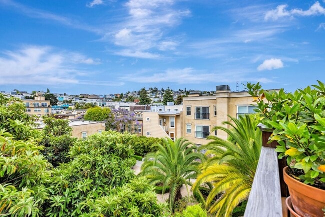 Building Photo - Stylish Top-Floor Two Bedroom and One and ...