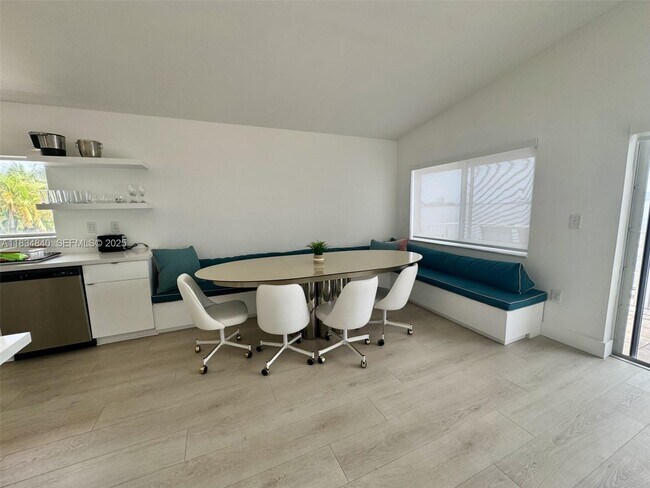 Building Photo - 10911 N Bayshore Dr