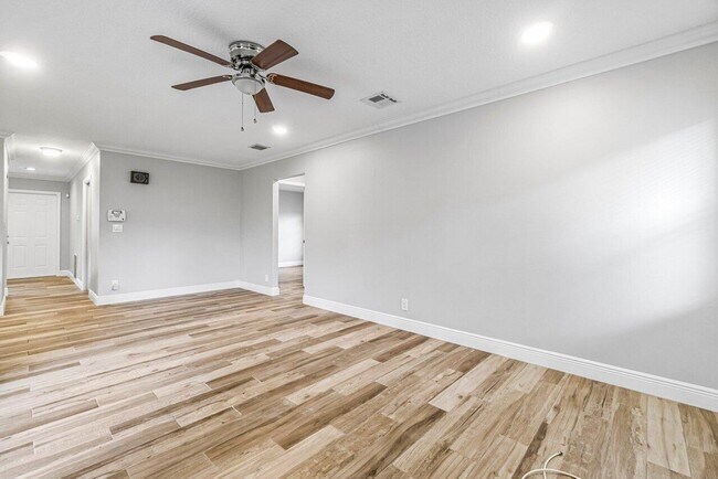 Building Photo - 1849 Tulip Ln