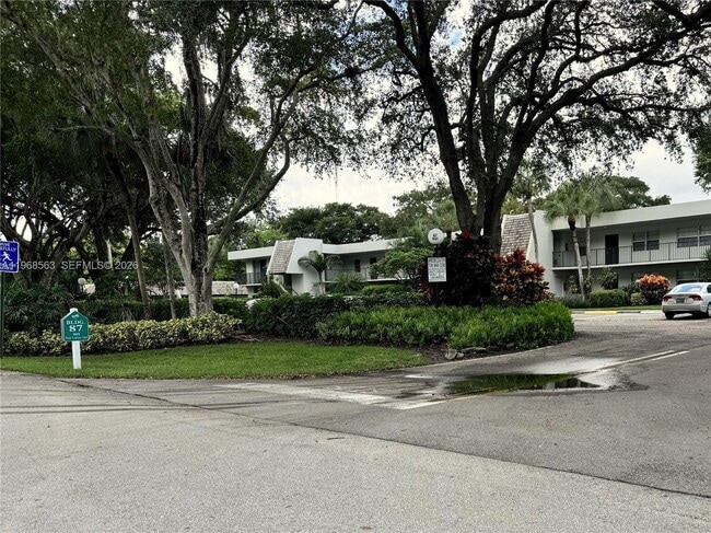 Building Photo - 901 W Cypress Ln