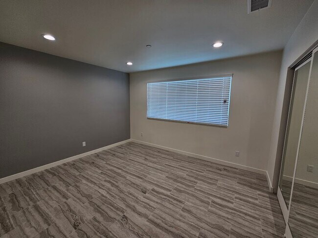 Building Photo - Newly Remodeled 2 Bedroom / 1 Bath! Call o...