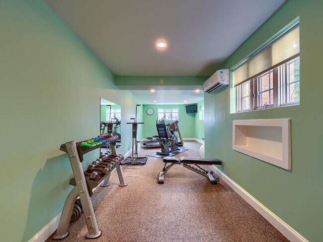 Building Photo - 1525 N Front St