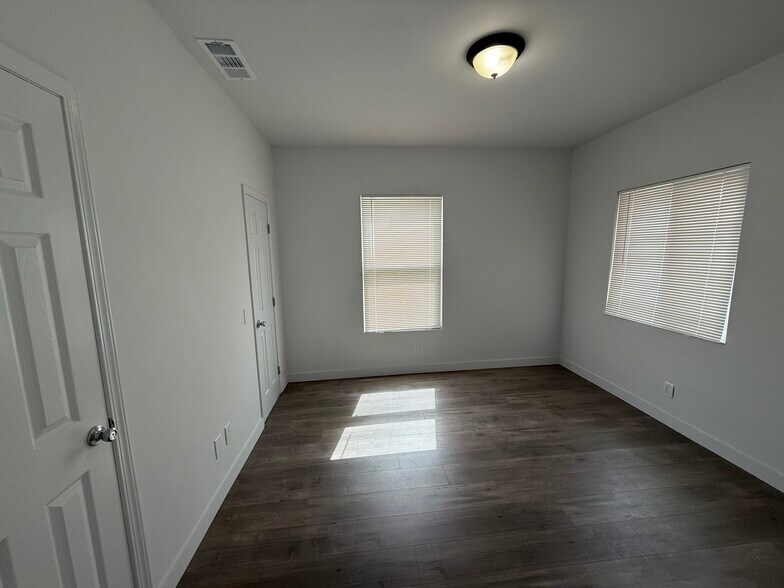 Building Photo - 333 W Spruce Ave