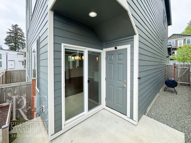 Building Photo - Modern 3-Story Bremerton Home with Water Views on Every Level