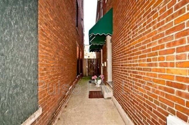Building Photo - 112 E 5th St