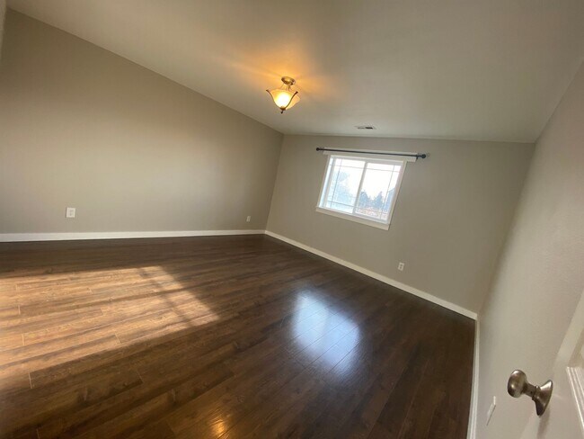 Building Photo - Beautiful 4-bedroom 2.5 bath home located ...