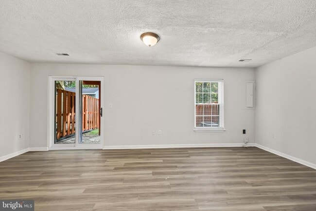 Building Photo - 306 Kings Crest Dr