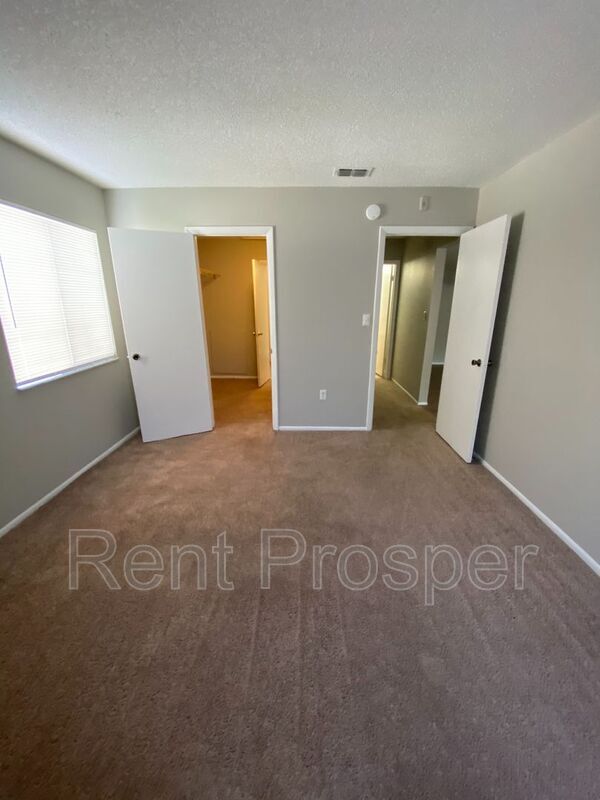 Building Photo - 304 Cherokee Ct