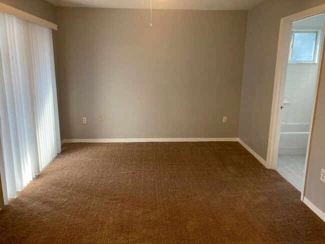 Building Photo - Large 2 master suites