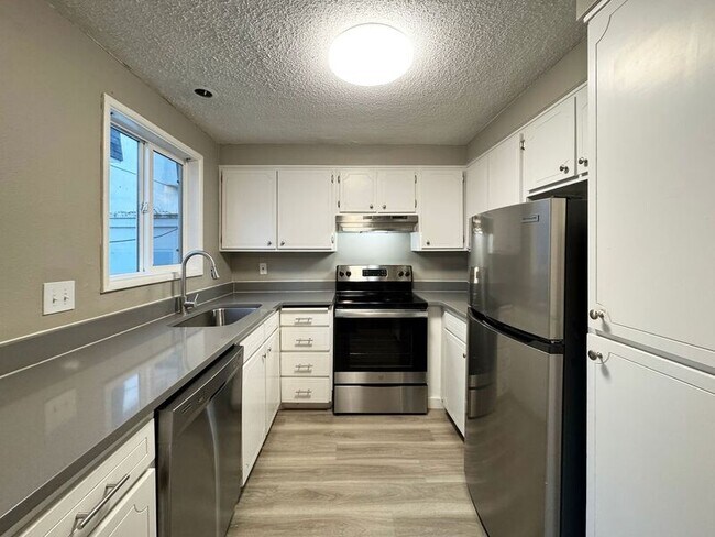 Building Photo - 1117-B W 6th Ave