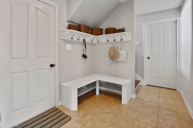 Building Photo - Pet Friendly Three Bedroom with Bonus!