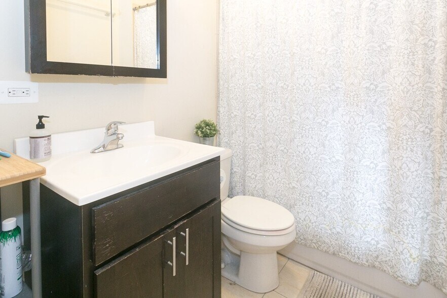 Building Photo - 2137 N Sheffield Ave