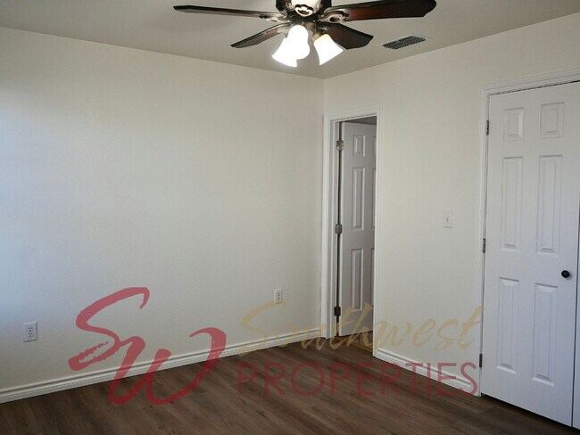 Building Photo - Good looking 3 bedroom 2 bath with huge yard!