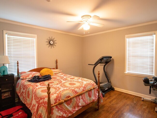 Building Photo - Three Bedroom Brick Ranch in National Hills!