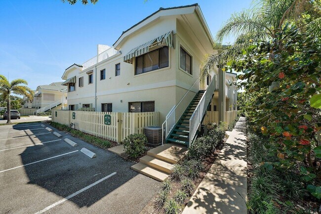 Building Photo - 860 Bella Vista Ct S