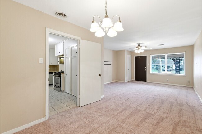 Building Photo - 8406 Highcrest Dr