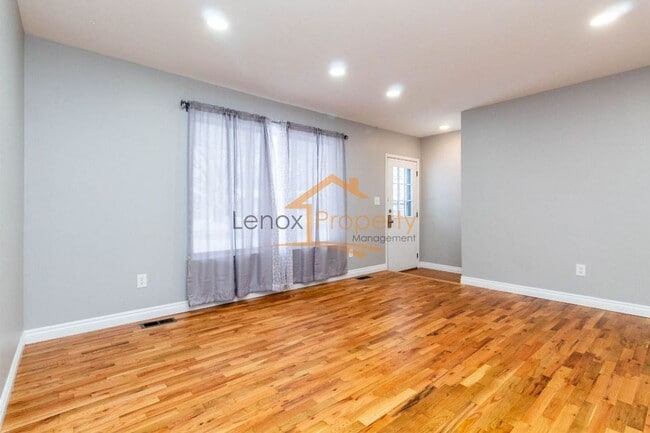Building Photo - Beautiful Ranch In Plymouth 1 MONTH FREE RENT!!