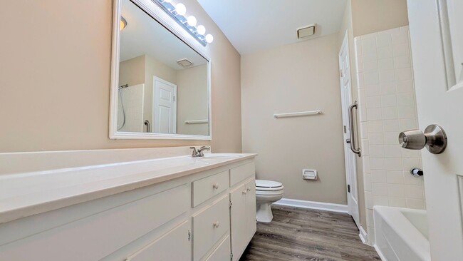 Building Photo - Remodeled and Move-in Ready Condo! | 1 br ...