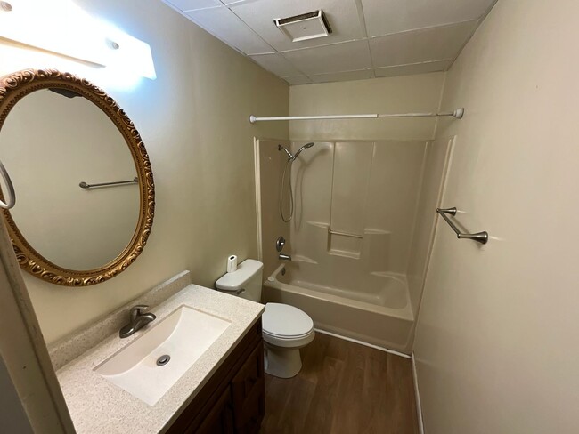 Building Photo - Rural 3/2 Apartment in Marianna with Well & Septic