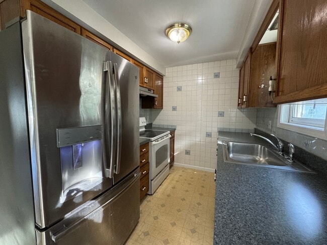 Building Photo - 20 Northwoods Cir