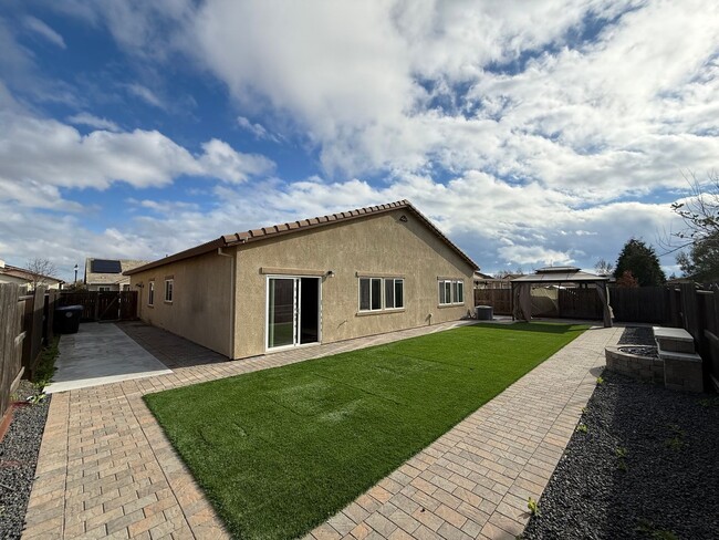 Building Photo - 4-bedroom single story in Manteca!