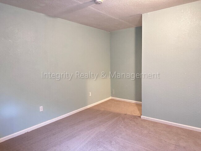 Building Photo - 10163 Foxridge Cir