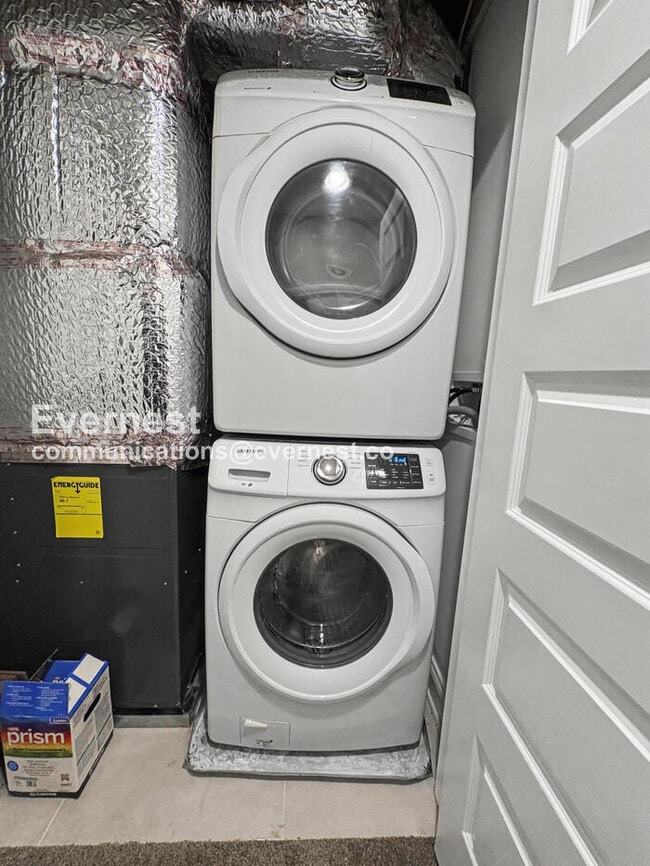 Building Photo - 4 Bed/3 Bath Townhome with In-Unit Laundry / Available Now!