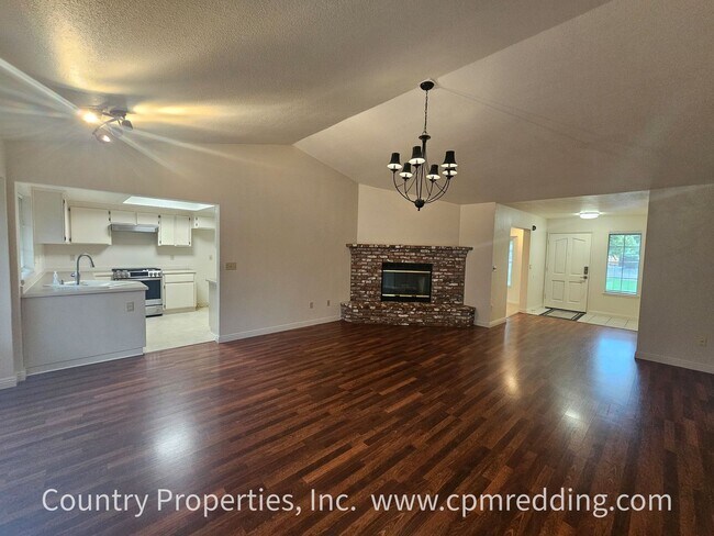 Building Photo - Spacious Home in Saratoga Estates with Lan...