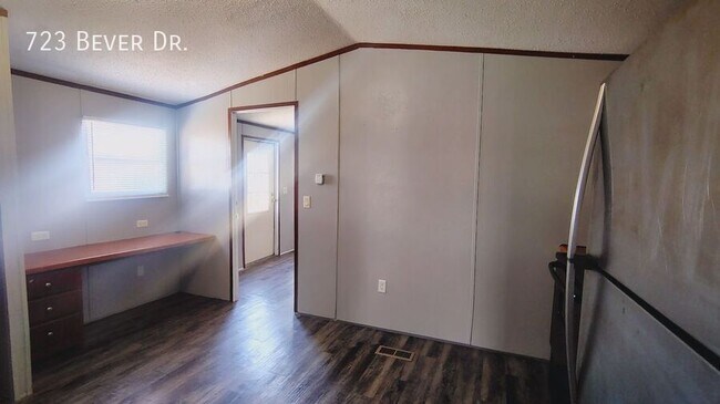 Building Photo - 723 Bever Dr