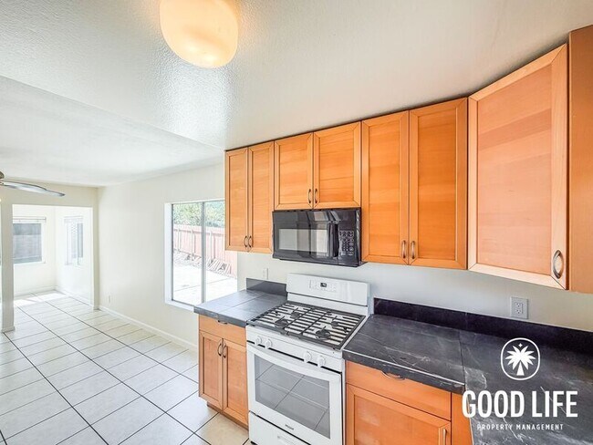 Building Photo - 6645 Amberly St