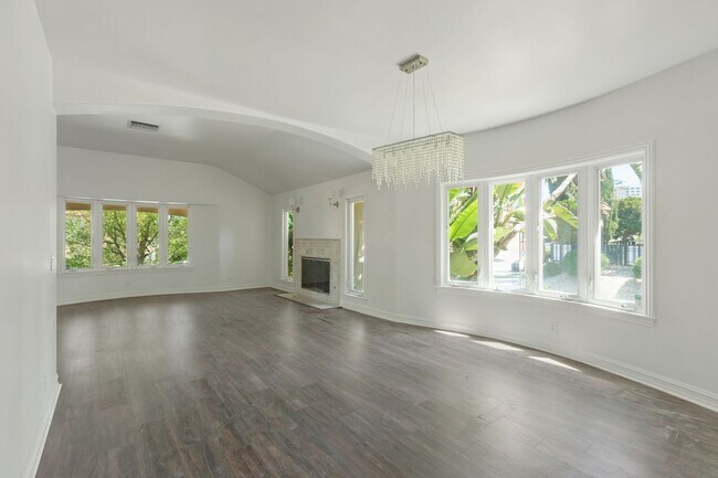 Building Photo - Elegant 5-Bedroom Estate with Pool in Prime Woodland Hills