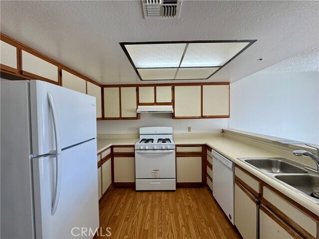 Building Photo - 987 E Del Mar Blvd