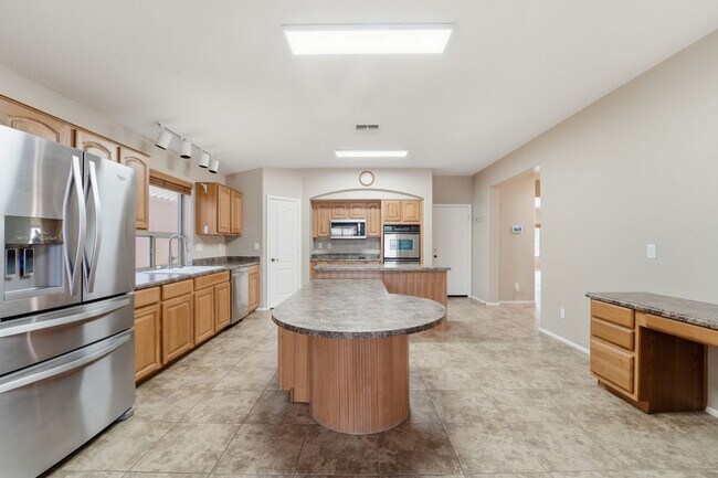 Building Photo - Maricopa Gem! 2,130 SF, Large Kitchen, AZ Room + Golf Course Living