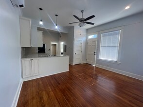 Building Photo - 514 E 8th St