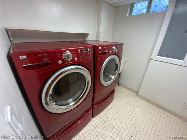 Building Photo - 5715 Sunnycrest Dr