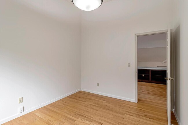 Building Photo - 302 Tadley Ct