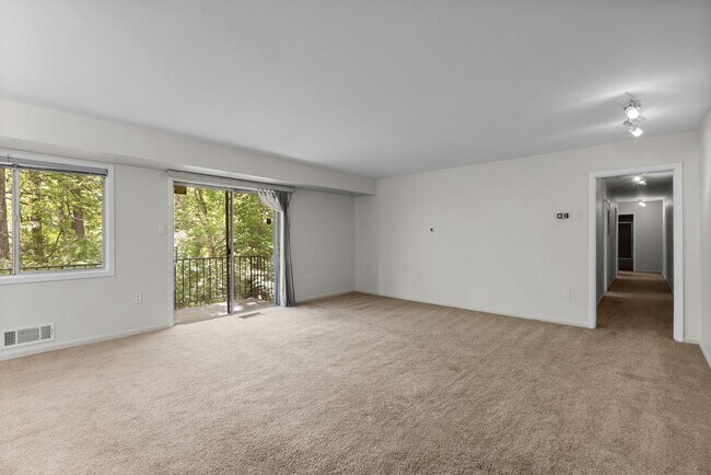 Building Photo - 10643 Weymouth St