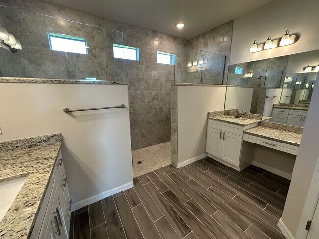 Building Photo - NW Cape Coral Home 4 Bedroom/ 2 Bath/ 3 Ca...