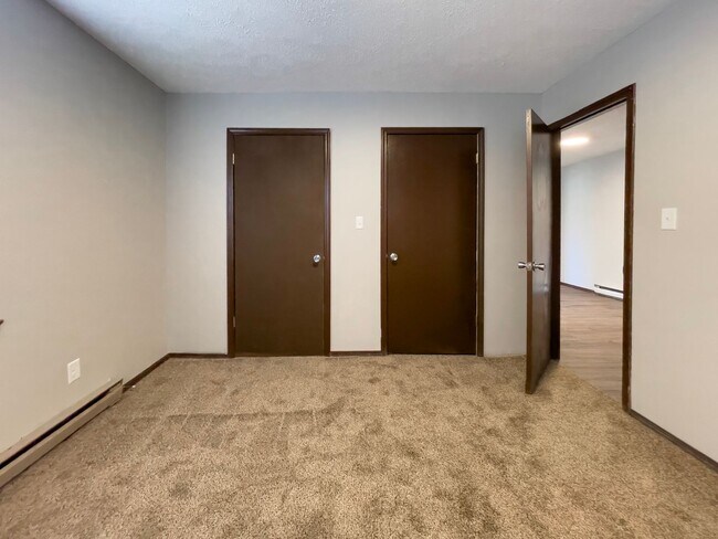Building Photo - 2213 E Memorial Dr