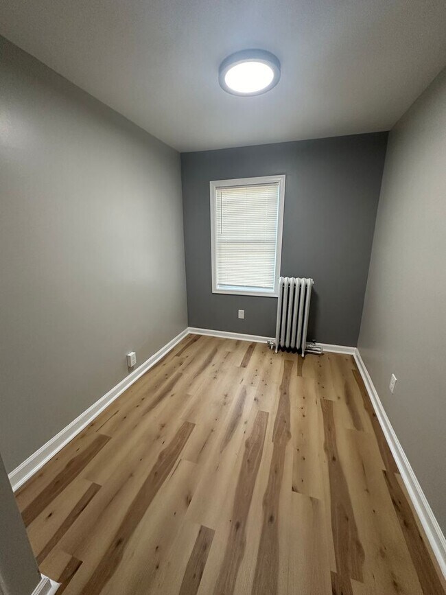 Building Photo - Fully renovated 3 Bed townhome