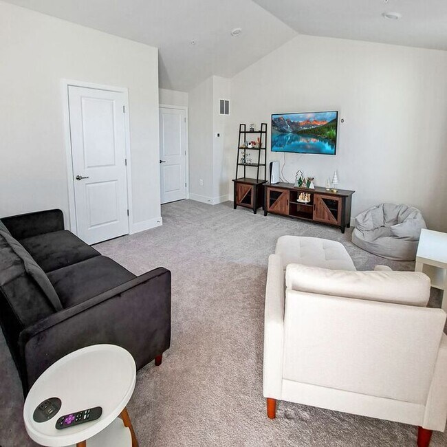 Building Photo - Gorgeous 4-Level Townhome with Rooftop Ter...