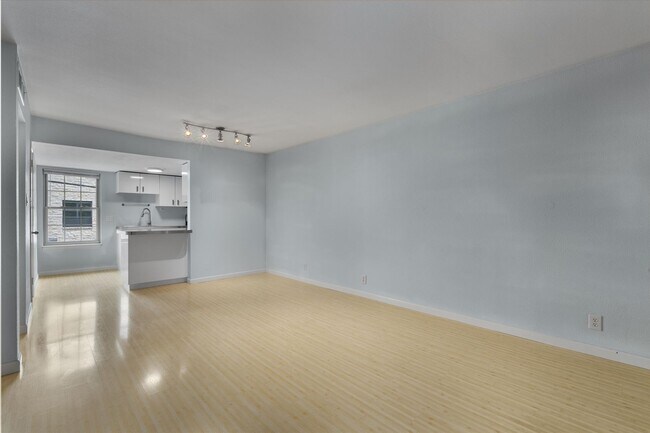 Building Photo - Prime 2 Bed 1 Bath in 78704 Near Downtown Austin