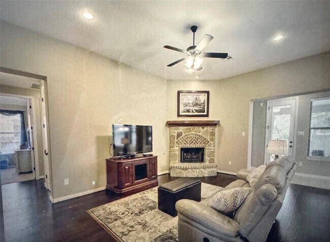 Building Photo - 2414 Sweetwater Ln