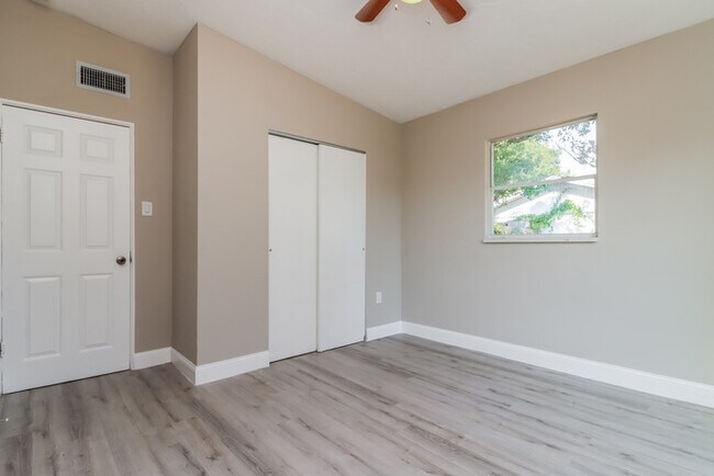 Building Photo - 6733 Pomander Ave