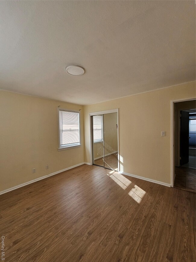 Building Photo - 102 Birchwood Park Dr