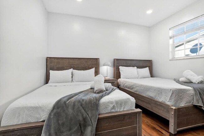 Building Photo - 2365 NE 195th St